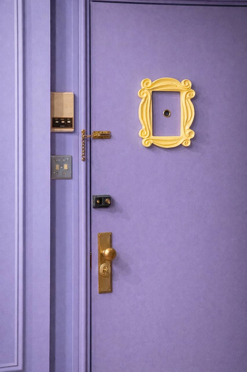 Friends | Peephole Frame